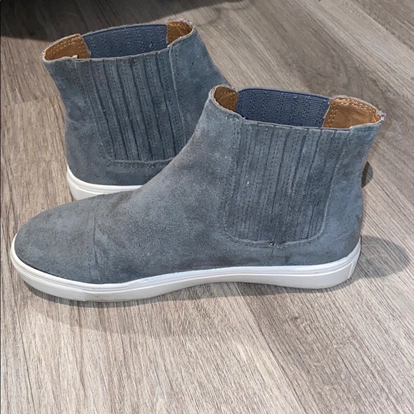 grey suede karrlton slip on steve madden booties - Picture 3 of 7
